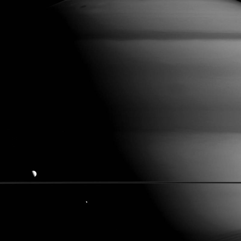 Illustration for article titled Las mejores imágenes de Dione que ha dejado a su paso la sonda Cassini